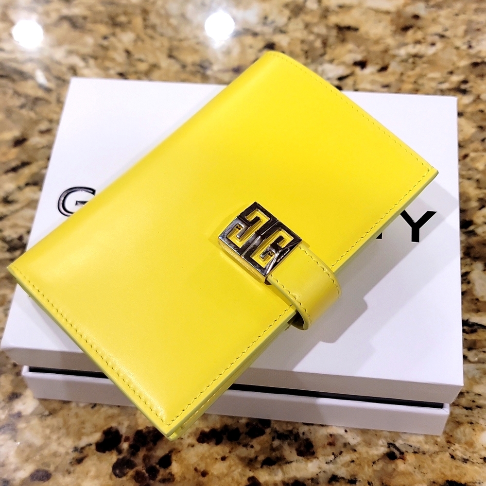 NWT Givenchy Medium 4G Wallet